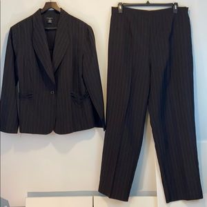Black & Teal Pinstriped 2pc Suit (Tag 18W; fit 16)